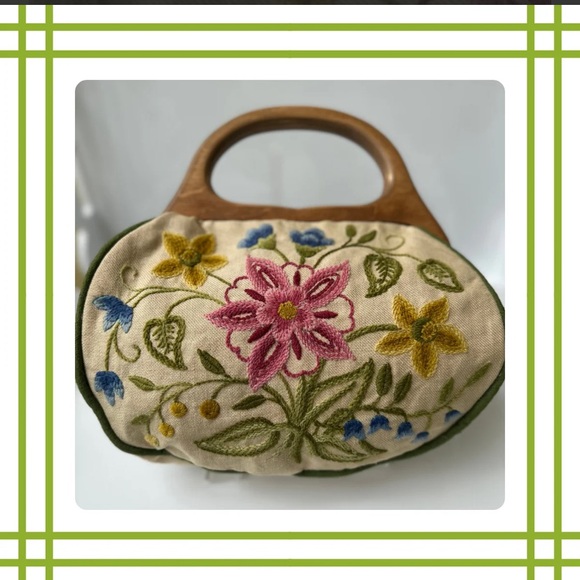 Vintage Handbags - Vintage Floral Linen Wool Hand Embroidered Wood Handle Bermuda Bag 1960’s